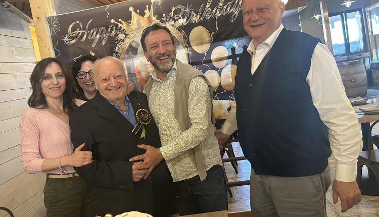Il Cavaliere del Lavoro Giustino De Rosa, poeta, giornalista e storico dirigente del settore chimico Alenia, compie 90 anni