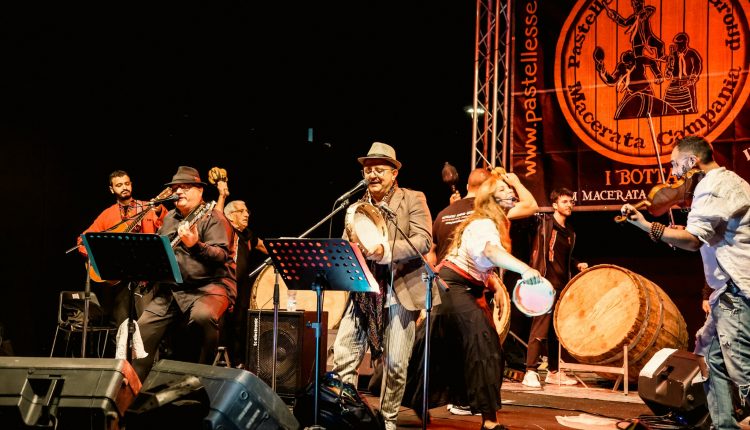 “Che brava gente”, il 23 aprile esce il nuovo singolo dei Pastellesse Sound Group “I bottari di Macerata Campania”
