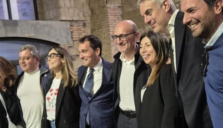 ELEZIONI SAN GIORGIO A CREMANO 2026 – Per la presentazione ufficiale di Michele Carbone i big della politica progressista regionale. Centro Destra diviso, i 5Stelle corrono da soli