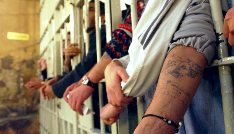 Il Garanti dei detenuti Samuele Ciambriello: “Rimuovere i frigo dalle celle? Incomprensibile’ ‘E’ un arretramento che rischia di aumentare tensioni con l’emergenza caldo”