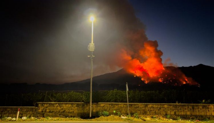 EMERGENZA INCENDI AL VESUVIO – Tra Somma Vesuviana e Sant’Anastasia un grosso incendio ha fatto intervenire Prefettura e Protezione Ciil-