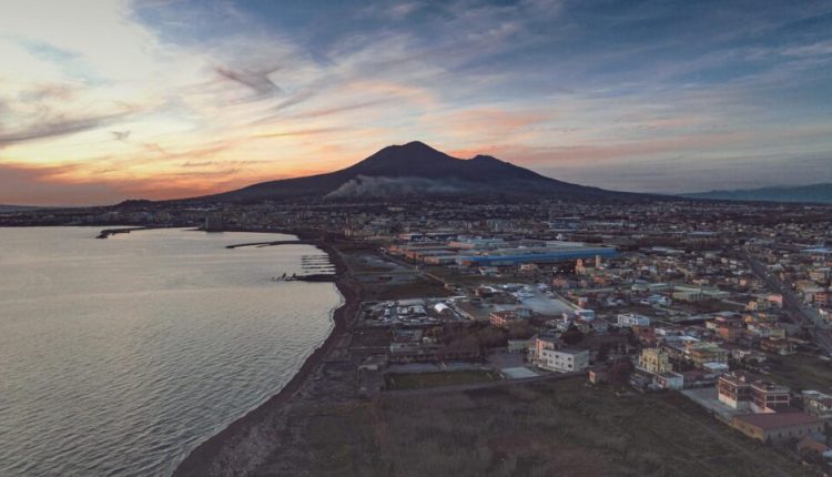 Costa del Vesuvio, in giunta il via libera al Masterplan, l’assessore Cuomo, “Atto strategico per la valorizzazione paesaggistica e turistica”. In molti si chiedono cosa ci facciano i comuni di San Sebastiano e Massa di Somma in “Costa del Vesuvio”