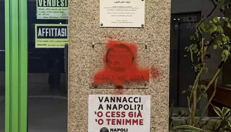 Vandalizzata a Napoli la targa della sede Futuro Nazionale, attivisti rivendicano gesto, “Il generale Vannacci non è gradito”