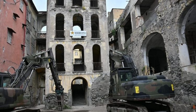 Per 50 anni roccaforte della camorra, opo 15 anni dallo sgombero è partita la demolizione di Palazzo Fienga: diventerà parco urbano e piazza della legalità