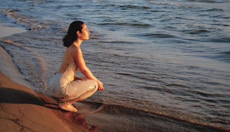 “Come il sole ad agosto”, il nuovo singolo della cantautrice partenopea Cristina Manzo, non solo sulla spiaggia di Napoli