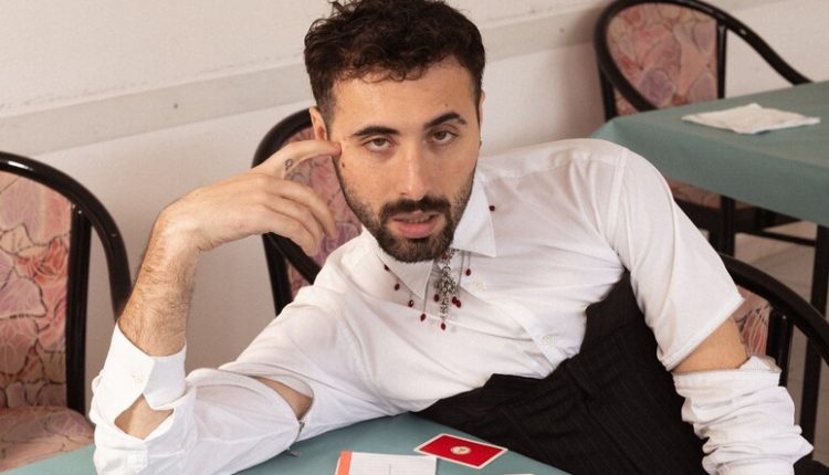 Sotto gli Occhi di Dio, l’ultimo album di Labasco è una lente d’ingrandimento sulle realtà: intime e non