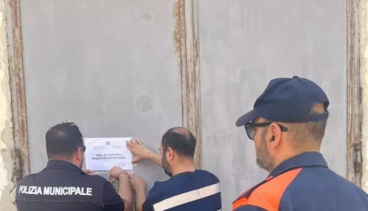 Acque reflue in mare, sequestrata falegnameria a Ercolano: sigilli di Guardia costiera e Polizia municipale, titolare denunciato