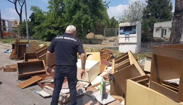 Rifiuti scaricati davanti a scuola a Pomigliano d’Arco, individuati i responsabili: l’area era stata recentemente ripulita e riqualificata