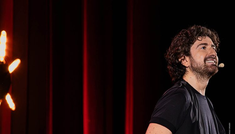 Alessandro Siani, arriva il tour estivo di Fake News: focus sulla disinformazione tra vacanze, truffe digitali, dinamiche interpersonali