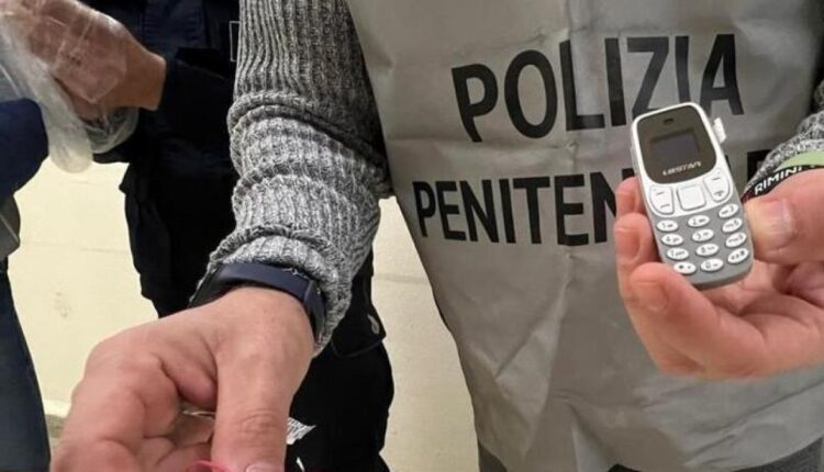 Napoli, maxi sequestro di cellulari nel carcere di Poggioreale
