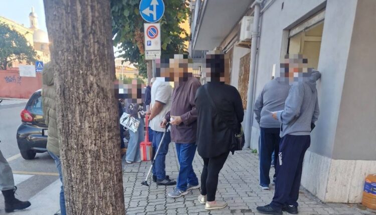 La denuncia di un malato oncologico al distretto 83 dell’Asl Na 3 Sud: presso l’Unità Operativa di Farmacia i pazienti costretti in strada e alle intemperie